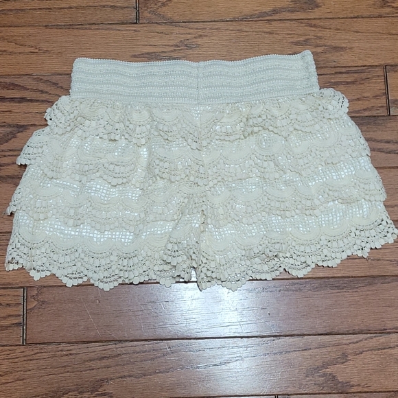 ZANZEA fits ladies small Ruffled Shorts- OFF-WHITE - Picture 2 of 5
